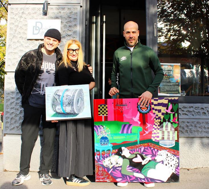 Fidel Ernesto de la Inglesia, Luis Enrike i Ljudmila Tomić uz dve slike koje će biti deo postavke „Pometnja“  